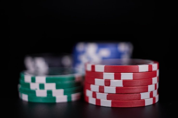Antarmuka aplikasi mobile fastoto menampilkan meja dealer langsung dengan pemain di Surabaya dan Bandung mengakses blackjack dan roulette